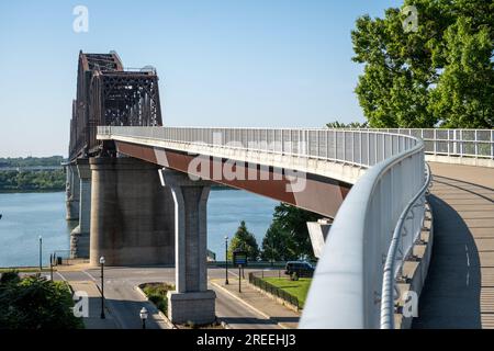 Big Four Bridge über den Ohio River im Waterfront Park zwischen Louisville, Kentucky, und Jeffersonville, Indiana Stockfoto