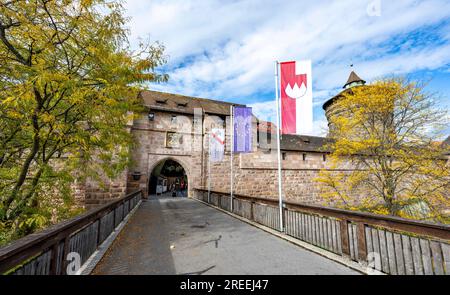 Frauentor mit Brücke, alte Stadtmauer am Handwerkerhof, im Herbst, Nürnberg, Mittelfrankreich, Bayern, Deutschland Stockfoto