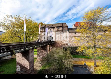 Brücke am Frauentor, alte Stadtmauer am Handwerkerhof, im Herbst, Nürnberg, Mittelfrankreich, Bayern, Deutschland Stockfoto