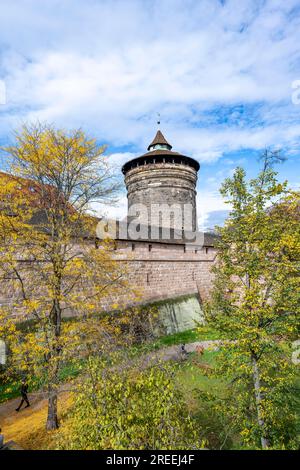 Frauentorturm, alte Stadtmauer am Handwerkerhof, im Herbst, Nürnberg, Mittelfrankreich, Bayern, Deutschland Stockfoto