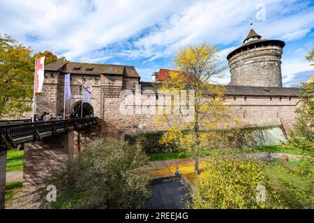 Brücke am Frauentor und Frauentor Tower, alte Stadtmauer am Handwerkerhof, im Herbst, Nürnberg, Mittelfrankreich, Bayern, Deutschland Stockfoto