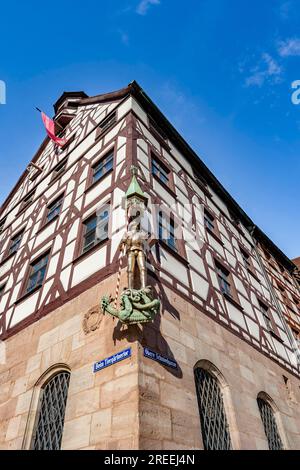 Pilatushaus, Fachwerkhaus unter der Kaiserburg in der Nähe des Tiergaertnertors, Skulptur von St. George als Drachentöter, Altstadt, Nürnberg, Mitte Stockfoto