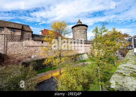 Frauentorturm, alte Stadtmauer am Handwerkerhof, im Herbst, Nürnberg, Mittelfrankreich, Bayern, Deutschland Stockfoto