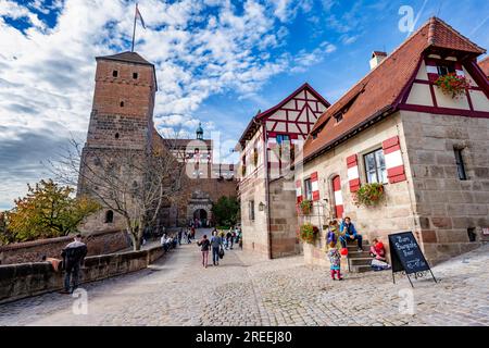 Kaiserburg mit Brunnen und heidnischem Turm, Fachwerkhäuser in der Burg, im Herbst, Nürnberg, Mittelfrankreich, Bayern, Deutschland Stockfoto