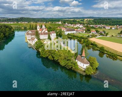 Luftaufnahme der ehemaligen Benediktinerkloster mit der Klosterkirche St. Mary und die spitzenförmige Kirche St. Magdalena auf der Rheininsel Stockfoto