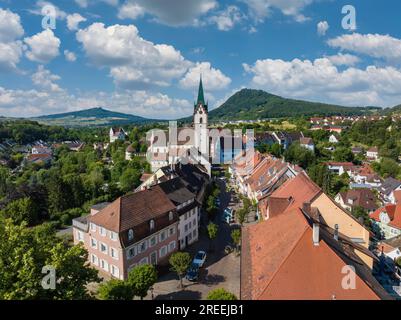 Luftaufnahme der Altstadt von Engen, am Horizont die Hegauberge Hohenhewen und Hohenstoffeln, Bezirk Konstanz, Baden-Württemberg, Deutschland Stockfoto