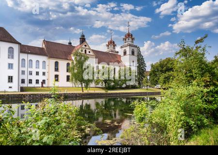 Die Klosterkirche St. Mary mit der ehemaligen Benediktinerabtei auf der Rheininsel Rheinau, Andelfingen, Kanton Zürich, Schweiz Stockfoto