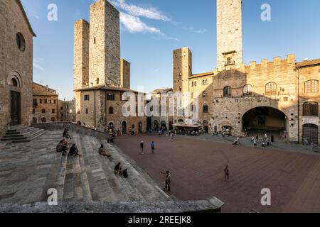 Piazza del Duomo, San Gimignano, Provinz Siena, Toskana, Italien, UNESCO-Weltkulturerbe Stockfoto