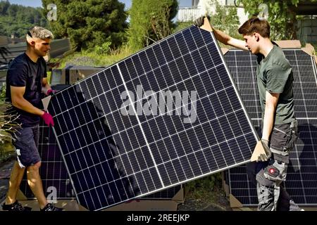 Montage von Photovoltaik. Photovoltaik-Modul PV-System Solarmodul Solarmodul Solarmodul Solarsystem Solarenergie Solarkollektor Solarkraftwerk Solar Stockfoto