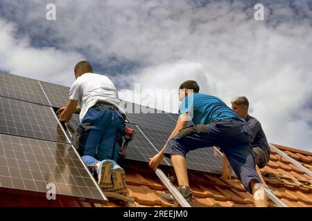 Montage von Photovoltaik. Photovoltaik-Modul PV-System Solarmodul Solarmodul Solarmodul Solarsystem Solarenergie Solarkollektor Solarkraftwerk Solar Stockfoto