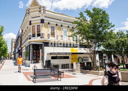 Athens Georgia, East Clayton Street, College Avenue, Unternehmen, restaurierte historische Gebäude, Fußgängerbewohner, schwarzafroamerikanischer Mann Stockfoto