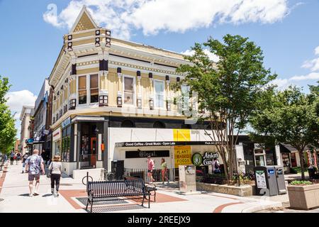 Athens Georgia, East Clayton Street, College Avenue, Unternehmen, restaurierte historische Gebäude, Fußgängerpaare zu Fuß Stockfoto