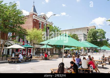 Athens Georgia, College Avenue, Restaurants, Abendessen, Essen außerhalb, zwangloses Café, Bistro, Lebensmittelgeschäfte, im Freien, Sonnenschirme, Familienfreund Stockfoto