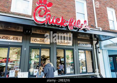 Athens Georgia, College Avenue, Chick-fil-A Restaurant, Fast Food bestellbar am Fenster, Mutter Tochter Mädchen Kunden Stockfoto