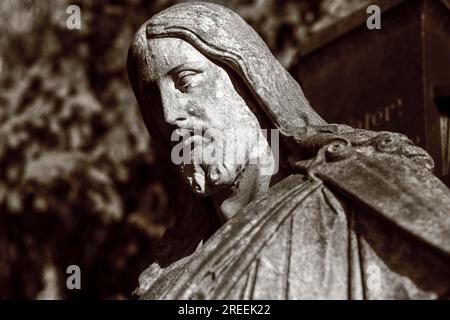 Schwarz-Weiß-Aufnahme einer jesus-Skulptur Stockfoto