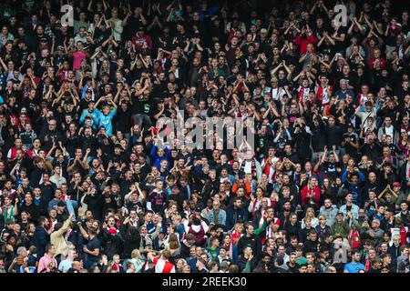 Rotterdam, Niederlande. 27. Juli 2023. Rotterdam - Fans von Feyenoord während des Freundschaftsspiels zwischen Feyenoord und Villarreal CF im Stadion Feijenoord De Kuip am 27. Juli 2023 in Rotterdam, Niederlande. Kredit: Box to box images/Alamy Live News Stockfoto