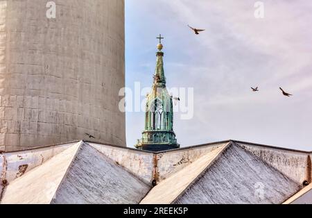 Detail des Fernsehturms Berlin mit dem Kirchturm von St. Marienkirche, Alexanderplatz Stockfoto