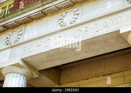 Athen Georgia, Universität von Georgia Schulcampus, generisches Rechtsschulschild Eingang, Wahrzeichen klassischer Stil Stockfoto