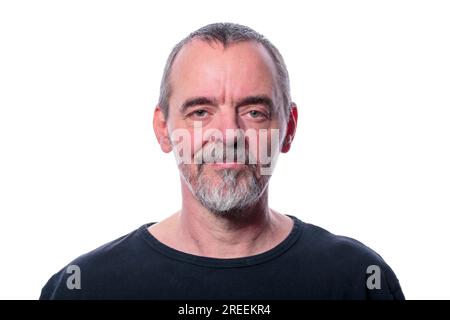 Porträt eines selbstbewussten, lächelnden Mannes, isoliert auf Weiß Stockfoto