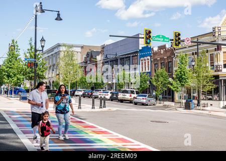 Athens Georgia, College Avenue East Clayton Street, Vater der hispanischen Familie, Mutter Mädchen Tochter, Fußgänger Bewohner Stockfoto