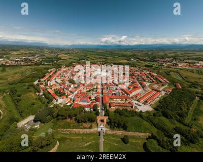 Palmanova ist eine italienische Stadt, die 1593 gegründet wurde und ein einzigartiges sternförmiges Layout mit gut erhaltener Renaissancearchitektur und historischem Cha bietet Stockfoto