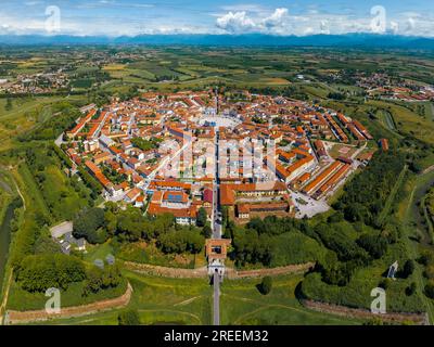 Palmanova ist eine italienische Stadt, die 1593 gegründet wurde und ein einzigartiges sternförmiges Layout mit gut erhaltener Renaissancearchitektur und historischem Cha bietet Stockfoto