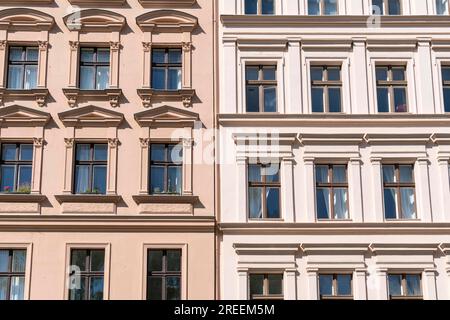 Alte Häuser mit Stuck in Berlin Kreuzberg abschleppen Stockfoto