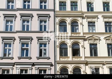 Alte Häuser mit Stuck in Berlin Kreuzberg abschleppen Stockfoto