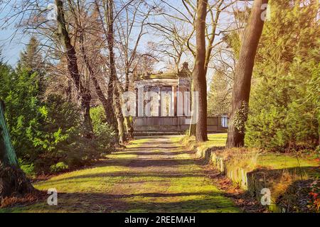 Idyllischer Ort mit Denkmal in einem Park Stockfoto