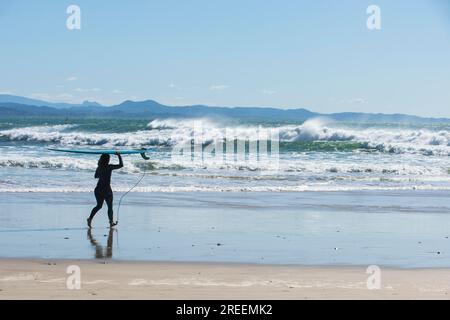 Surfer am Wategos Beach, Byron Bay, Queensland, Australien Stockfoto