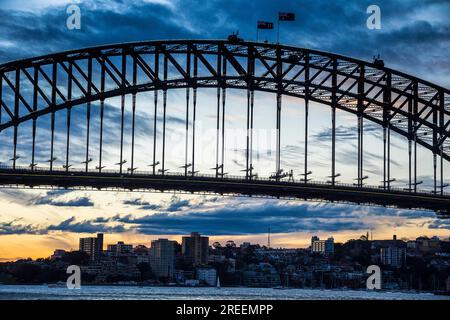 Sonnenuntergang über der Sydney Harbour Bridge Sydney, New South Wales, Australien Stockfoto