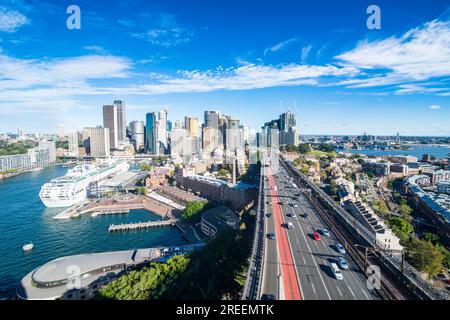 Überblicken Sie Sydney von der Hafenbrücke, Sydney, New South Wales, Australien Stockfoto
