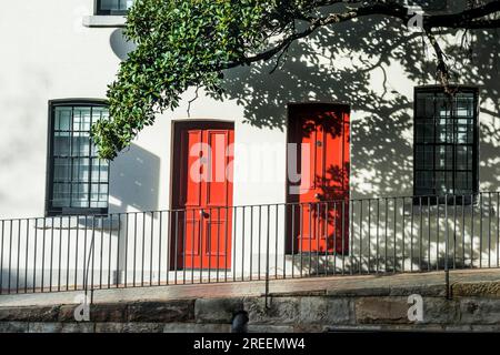 Altes Kolonialhaus mit roten Türen in der Altstadt von Sydney, New South Wales, Australien Stockfoto