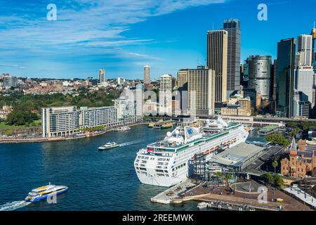 Überblicken Sie Sydney von der Hafenbrücke, Sydney, New South Wales, Australien Stockfoto