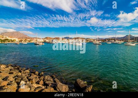 Blick auf den Fischerhafen und die Stadt. San Vincente. Mindelo. Cabo Verde. Afrika Stockfoto