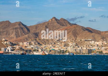 Blick auf den Fischerhafen und die Stadt. San Vincente. Mindelo. Cabo Verde. Afrika Stockfoto