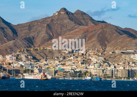 Blick auf den Fischerhafen und die Stadt. San Vincente. Mindelo. Cabo Verde. Afrika Stockfoto