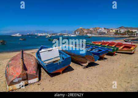 Ruderboote an der Küste. San Vincente. Mindelo. Cabo Verde. Afrika Stockfoto