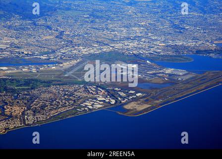 Der San Jose International Airport, Kalifornien, zeigt die Stadt und die umliegenden Vororte aus der Vogelperspektive Stockfoto