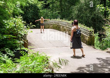 Athen Georgia, University of Georgia State Botanical Garden of Georgia, Mädchen posierende Tochter, Mutter fotografiert Smartphone-Handy Stockfoto