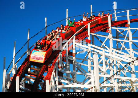 Abenteuerlustige kommen auf der Big Dipper Roller Coaster in Santa Cruz, Kalifornien, vorbei Stockfoto