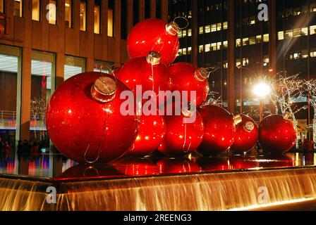 Die großen Weihnachtsbälle im Rockefeller Center, New York City, sind während der Feiertage abends festlich dekoriert Stockfoto