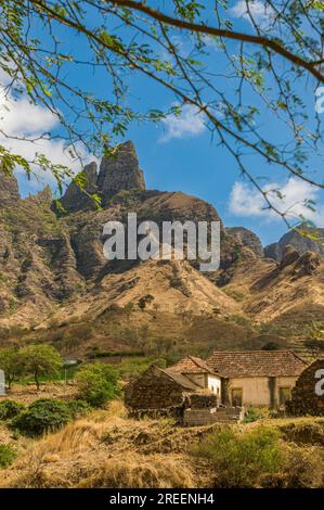 Rocklandschaft mit sporadischen Gebäuden. Santiago. Cabo Verde. Afrika Stockfoto