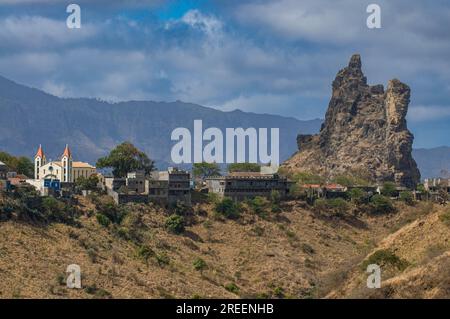 Rocklandschaft mit sporadischen Gebäuden. Santiago. Cabo Verde. Afrika Stockfoto