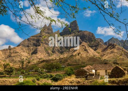 Rocklandschaft mit sporadischen Gebäuden. Santiago. Cabo Verde. Afrika Stockfoto