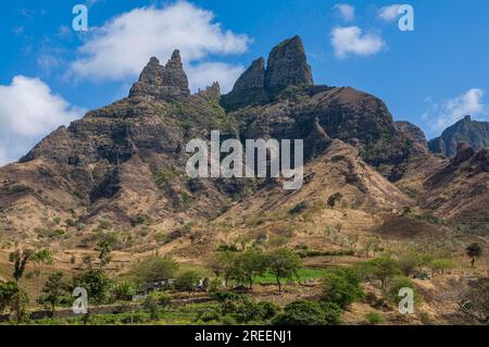 Rocklandschaft mit sporadischen Gebäuden. Santiago. Cabo Verde. Afrika Stockfoto