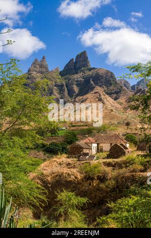 Rocklandschaft mit sporadischen Gebäuden. Santiago. Cabo Verde. Afrika Stockfoto