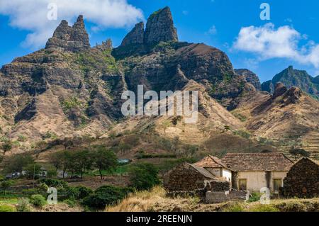 Rocklandschaft mit sporadischen Gebäuden. Santiago. Cabo Verde. Afrika Stockfoto