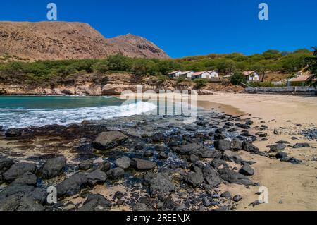 Sandstrand mit Felsen. Tarrafal. Santiago. Cabo Verde. Afrika Stockfoto