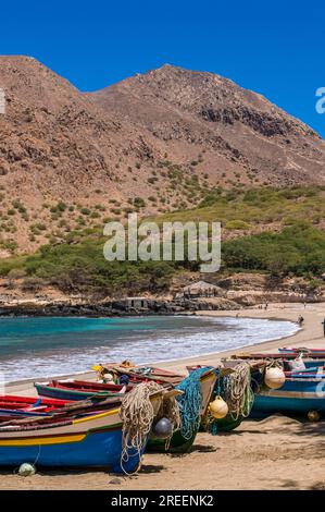 Fisher Boote am Sandstrand von Tarrafal. Santiago. Cabo Verde. Afrika Stockfoto